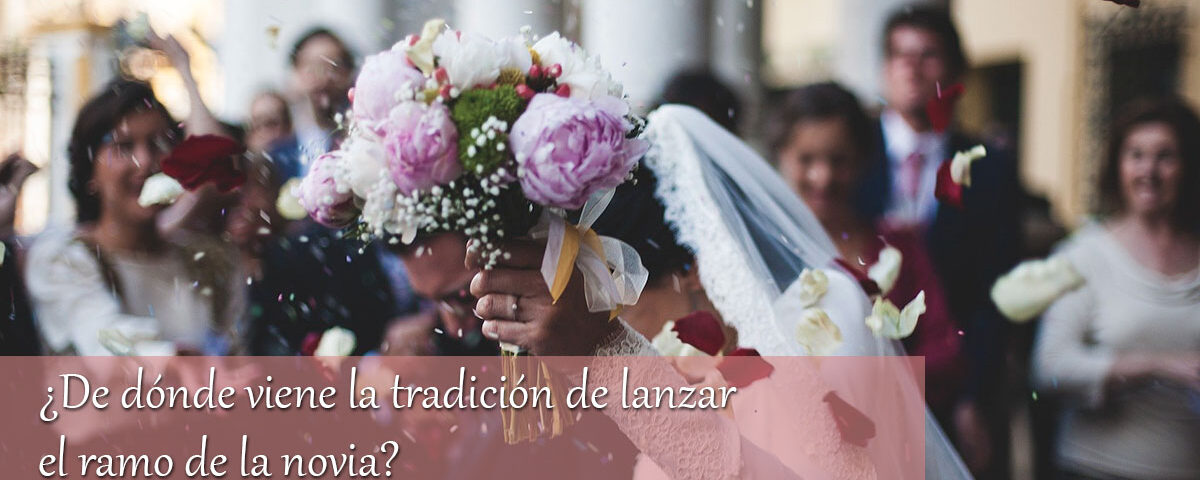 ¿De dónde viene la tradición de lanzar el ramo de la novia?