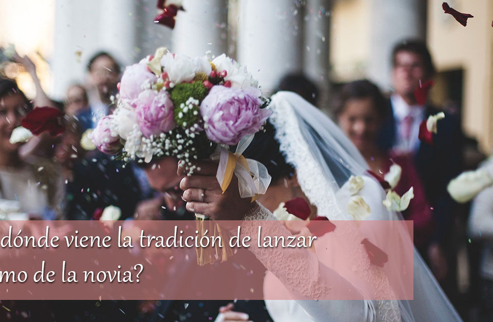 ¿De dónde viene la tradición de lanzar el ramo de la novia?