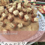dados de queso y chorizo pinchados en pan de pueblo tradicional
